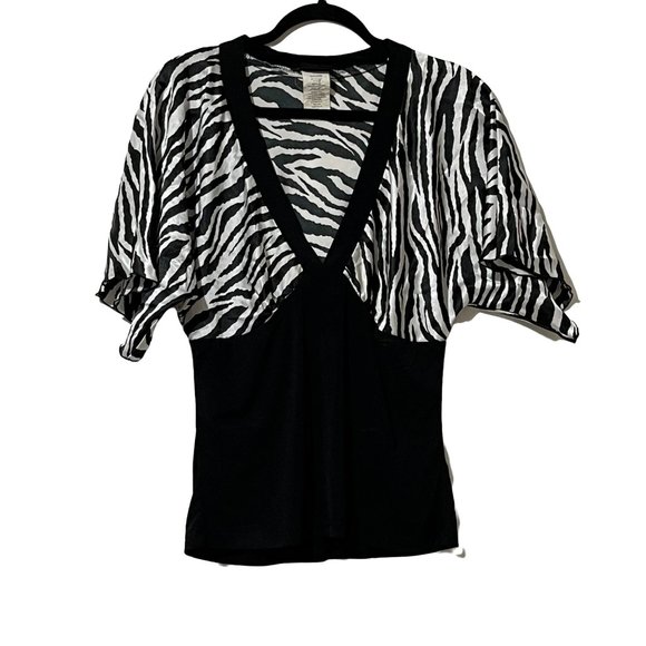 Torrid women’s size 0 black/white zebra print v neck 3/4 sleeve top - Picture 1 of 5